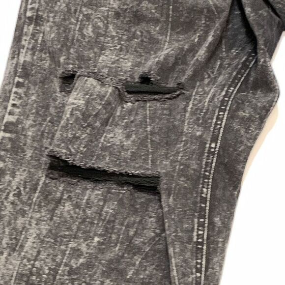 Est. 1946 Women's Acid Wash Denim Ripped Raw Hem Relaxed Jeans Gray Size 22W - Picture 2 of 10